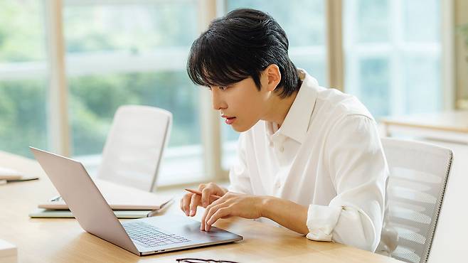 일상 속 잘못된 자세는 목, 허리 통증 및 질환을 유발한다｜출처: 클립아트코리아