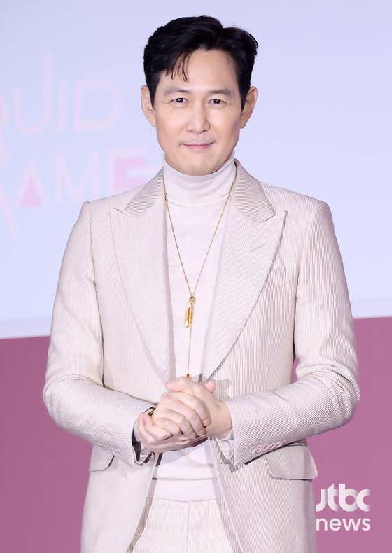 배우 이정재가 9일 오전 서울 동대문디자인플라자 아트홀에서 열린 넷플릭스 시리즈 '오징어 게임' 시즌2 제작발표회에 참석해 포즈를 취하고 있다. 박세완 엔터뉴스팀 기자 park.sewan@jtbc.co.kr (콘텐트비즈니스본부)