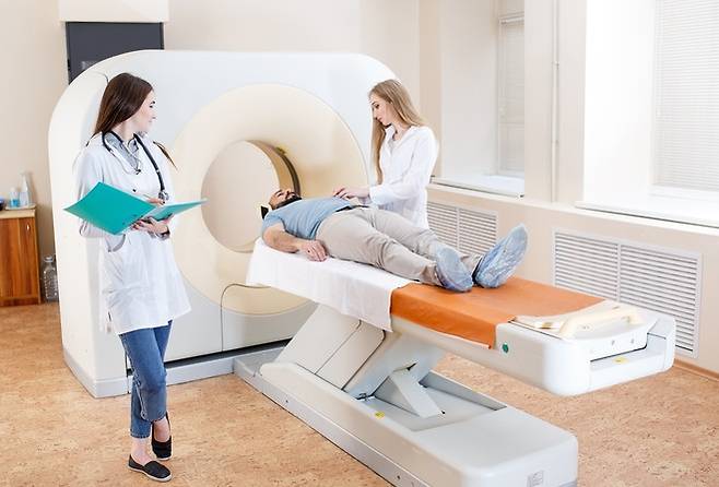 자기공명영상(MRI) 검사를 받고 있는 남성. 미국 스위스 아랍에미리크연합(UAE) 등에서 성업 중인 고급 장수 클리닉은 단순한 건강검진이나 치료를 훌쩍 뛰어넘고 있다. 생물학적 나이를 최대 15년 낮춰, 건강 수명을 늘리는 것을 목표로 삼고 있다. 유전체·단백질체 분석, 후성유전체 검사, 줄기세포 요법, 정맥치료법 등 각종 최첨단 의료기술을 동원한다. 사진=게티이미지뱅크