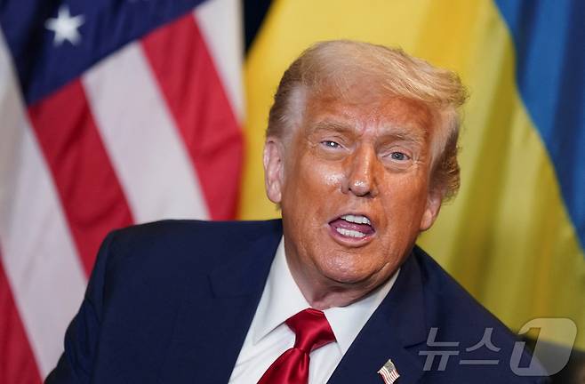 도널드 트럼프 미국 대통령이 23일(현지시간) 미국 뉴욕에서 열린 제80차 유엔 총회에서 볼로디미르 젤렌스키 우크라이나 대통령과의 회담 전 기자들의 질문에 답하고 있다. 2025.09.23. <자료 사진>ⓒ 로이터=뉴스1 ⓒ News1 류정민 특파원
