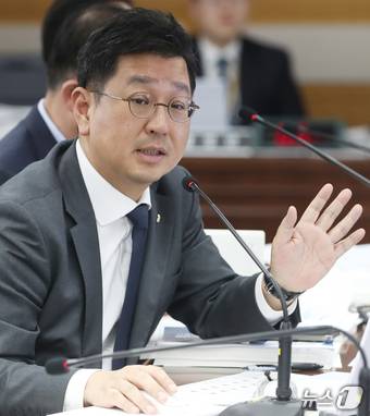 김태선 더불어민주당 의원이 21일 울산 중구 근로복지공단 본사에서 열린 국회 기후에너지환경노동위원회의 고용노동부 산하기관 12곳에 대한 국정감사에서 질의하고 있다. 2025.10.21/뉴스1 ⓒ News1 조민주 기자