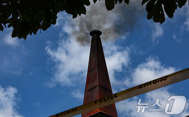 20일(현지시간) 캄보디아 프놈펜 턱틀라사원에서 지난 8월 보코산 지역의 온라인스캠범죄단지에 감금돼 고문 끝에 숨진 대학생 박모씨의 화장이 진행되고 있다. 2025.10.20/뉴스1 ⓒ News1 김도우 기자