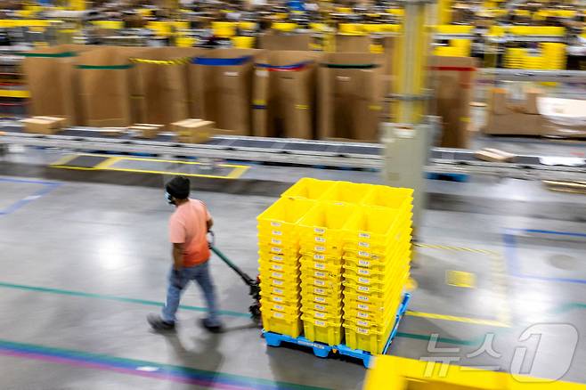 아마존 물류센터에서 일하는 한 근로자. ⓒ 로이터=뉴스1
