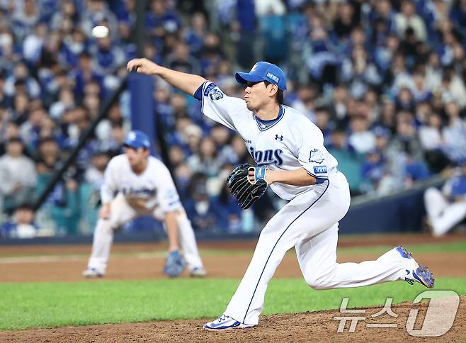 22일 대구삼성라이온즈파크에서 열린 2025 신한 SOL뱅크 KBO 포스트시즌 플레이오프 4차전 한화 이글스와 삼성 라이온즈의 경기, 삼성 마무리 김재윤이 9회초 마운드에 올라 투구하고 있다. ⓒ News1 김성진 기자