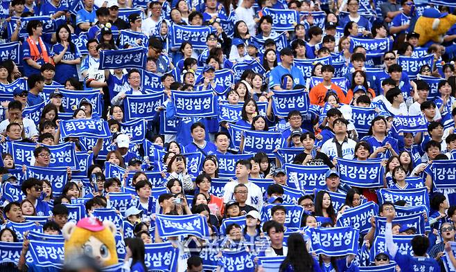 삼성 팬들이 19일 대전 한화생명볼파크에서 열린 2025 KBO 포스트시즌 플레이오프 2차전 한화와 경기 응원을 하고 있다. 대전 | 최승섭기자 thunder@sportsseoul.com