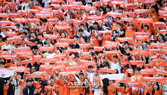 한화 팬들이 19일 대전 한화생명볼파크에서 열린 2025 KBO 포스트시즌 플레이오프 2차전 삼성과 경기에서 응원을 하고 있다. 대전 | 최승섭기자 thunder@sportsseoul.com