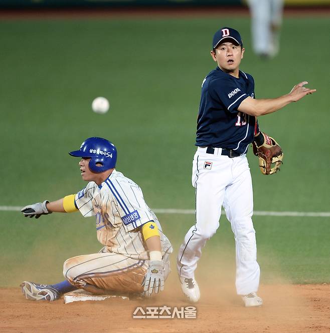 두산 현역 시절 손시헌 코치(오른쪽). 대구 | 박진업기자 upandup@sportsseoul.com