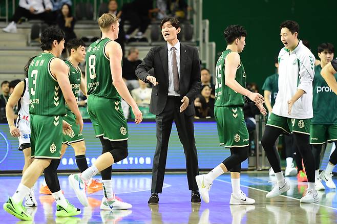 김주성 감독이 선수들에게 작전 지시를 내리고 있다. 사진 | KBL