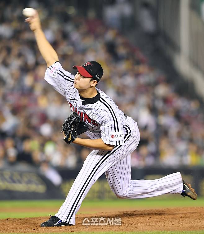 LG 김영우가 30일 잠실구장에서 열린 2025 KBO리그 두산과 경기 6회초 등판해 힘차게 공을 던지고 있다. 잠실 | 박진업 기자 upandup@sportsseoul.com