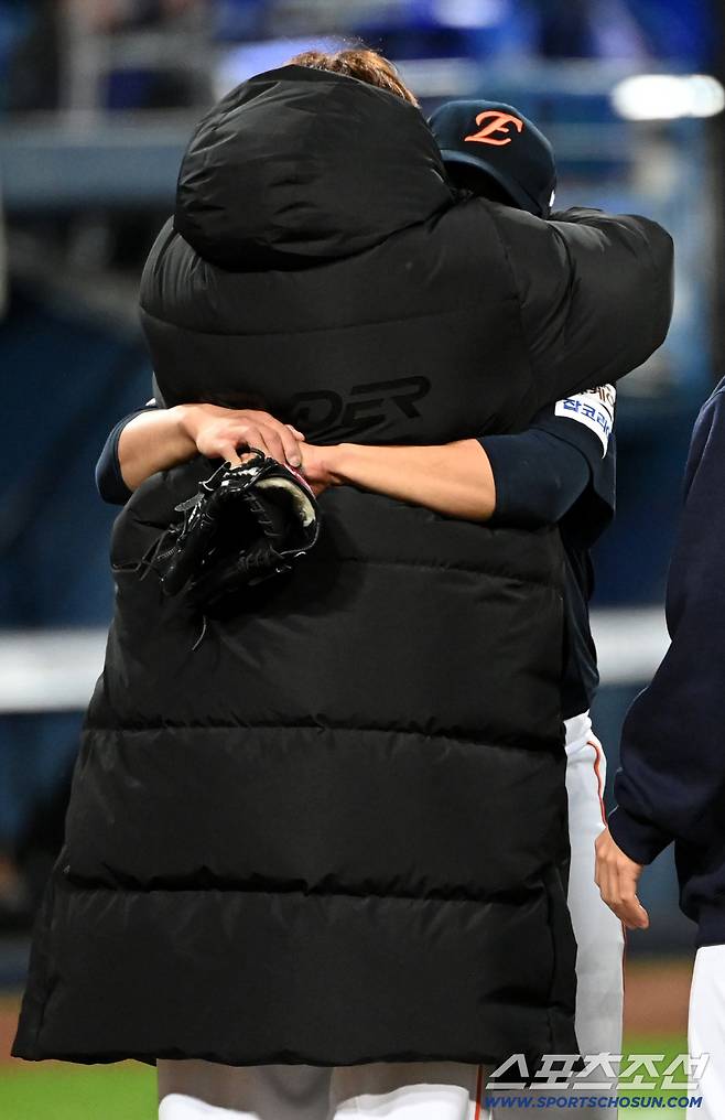 류현진과 뜨거운 포옹을 나누는 문동주. 대구=허상욱 기자