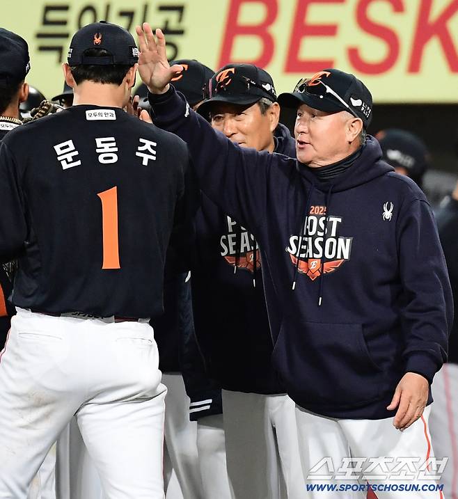 21일 대구 삼성라이온즈파크에서 열린 삼성과 한화의 PO 3차전. 한화가 삼성에 5대 4로 승리했다. 문동주 칭찬하는 한화 김경문 감독. 대구=송정헌 기자songs@sportschosun.com/2025.10.21/
