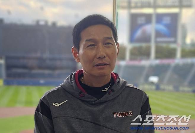 LG 염경엽 감독이 22일 마지막 청백전을 앞두고 취재진과 인터뷰를 하고 있다. 잠실=권인하 기자