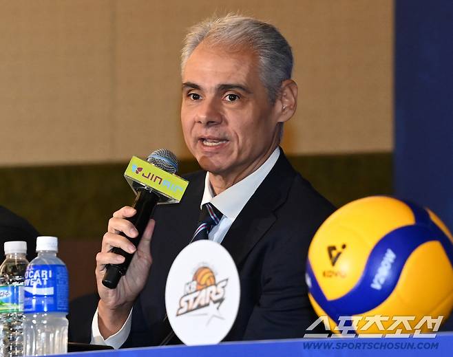 15일 리베라호텔에서 열린 V리그 남자부 미디어데이, KB손해보험 레오나르도 카르발류 감독이 인사말을 하고 있다. 허상욱 기자wook@sportschosun.com/2025.10.15/