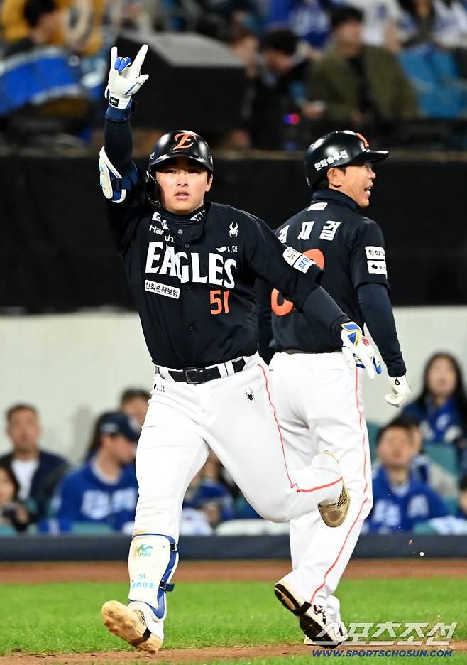 22일 대구 삼성라이온즈파크에서 열린 한화와 삼성의 플레이오프 4차전, 5회초 2사 2,3루 문현빈이 3점홈런을 치고 환호하고 있다. 대구=허상욱 기자wook@sportschosun.com/2025.10.22/