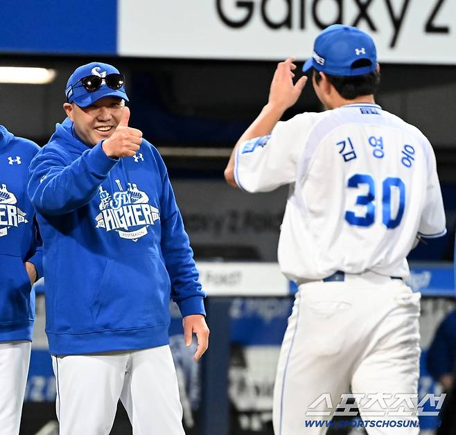 22일 대구 삼성라이온즈파크에서 열린 한화와 삼성의 플레이오프 4차전, 삼성이 7대4로 승리했다. 승리의 기쁨을 나누는 박진만 감독과 김영웅의 모습. 대구=허상욱 기자wook@sportschosun.com/2025.10.22/