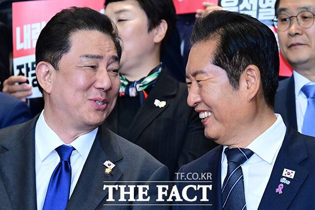 정청래 대표와 김병기 원내대표 등 더불어민주당 지도부는 당 사법개혁특별위원회(사개특위) 소속 김기표 의원이 전날 발의한 '재판소원법'에 공동 발의자로 이름을 올렸다. 사진은 김 원내대표와 정 대표./남윤호 기자