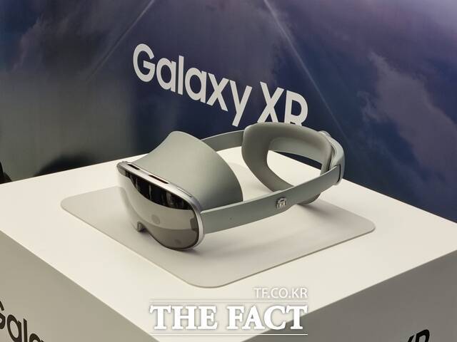 삼성전자가 22일 새로운 AI 경험을 제공하는 헤드셋 형태의 모바일 기기 '갤럭시XR'을 출시했다. /이성락 기자