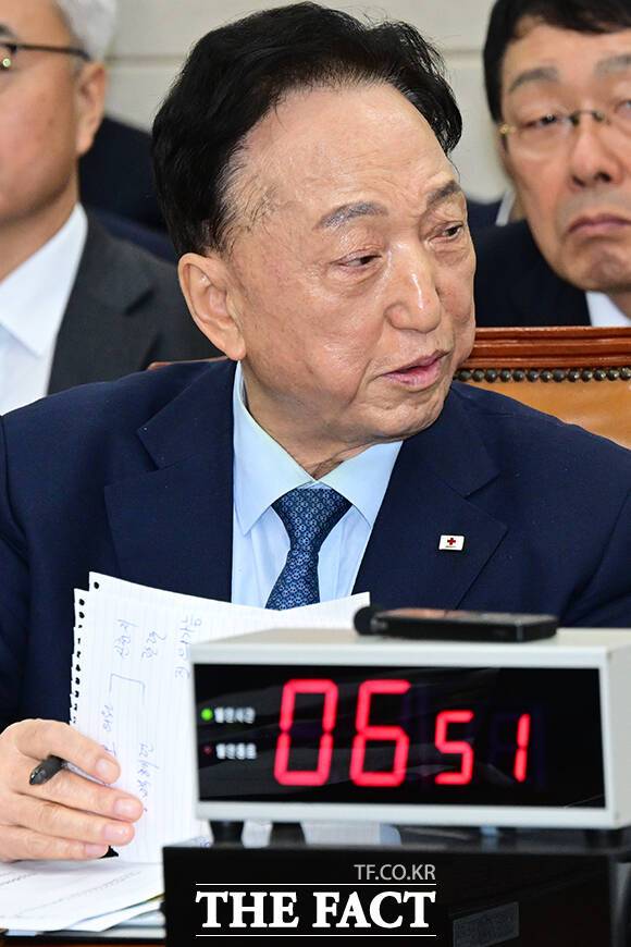 김철수 대한적십자사 회장은 이날 국정감사에서 '계엄 찬·반' 여부 질의에 이념적 질의라며 답변을 회피했다. 사진은 김철수 회장이 '백혜련' '신천지 질의 가능'이라고 적힌 메모지를 정리하는 모습.