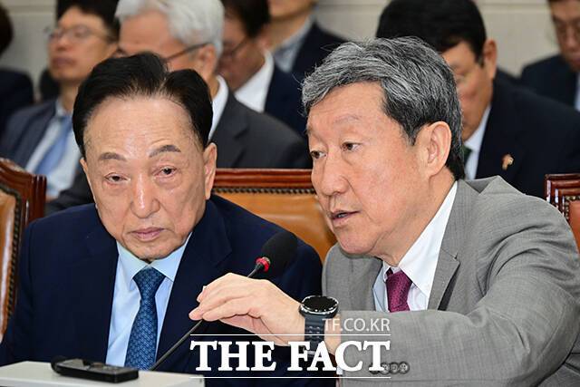 차순도 한국보건산업진흥원장(오른쪽)과 김철수 대한적십자사 회장이 국정감사를 앞두고 이야기를 하고 있다.