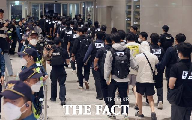 캄보디아 온라인 사기에 가담해 구금된 한국인들이 지난 18일 오전 인천국제공항을 통해 송환되고 있다. /장윤석 기자