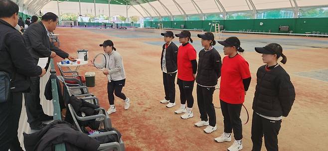 김용기 광주정구협회 회장이 여고부 4강전 뒤 서진여고 선수들을 격려하고 있다. 김경무 기자