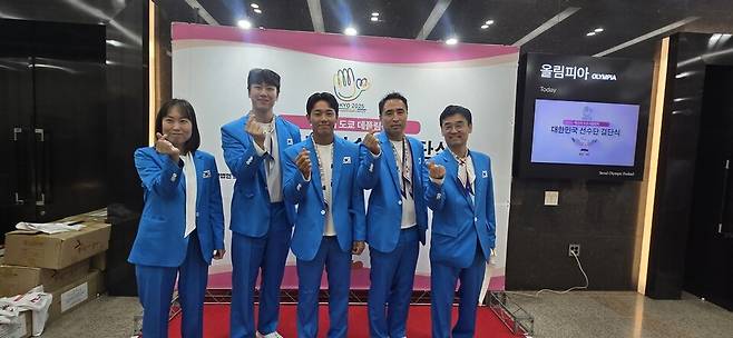22일 올림픽파크텔 올림피아홀에서 개최된 2025 도쿄 데플림픽 대한민국 선수단 결단식 포토존에서 테니스 대표팀 선수단이 포즈를 취하고 있다(사진 왼쪽부터 이수현 수어통역사, 김재욱 트레이너, 이덕희 선수, 박세덕 감독, 임승택 국제수어통역사)