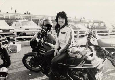 본인의 오토바이와 함께 포즈를 취하고 있는 다카이치 사나에. 다카이치 사나에 공식 홈페이지.