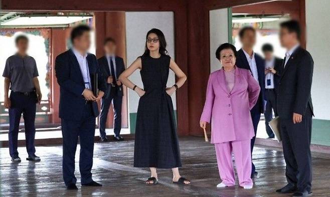 김건희 여사와 이배용 전 국가교육위원장. 유튜브 방송 ‘주기자 라이브’ 캡처.