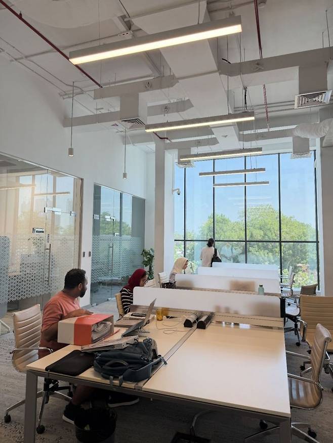 두바이인터넷시티(DIC)에 내 스타트업과 창업가를 위한 혁신 허브 인파이브(IN5)에서 입주자들이 업무를 보고 있다. 김보경 기자