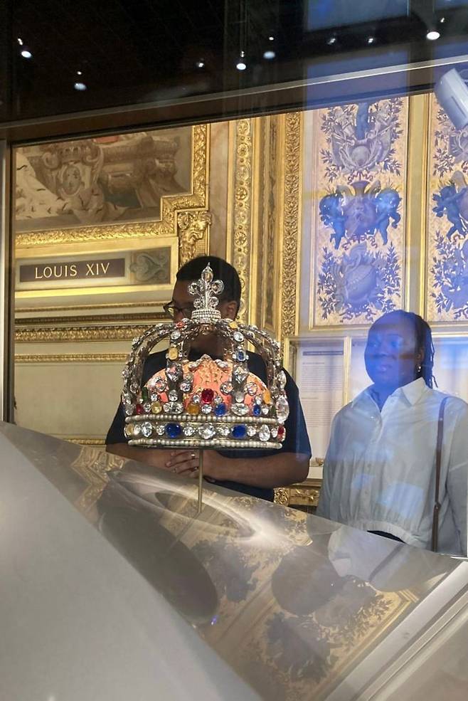 루브르박물관 아폴론갤러리를 찾은 방문객들이 보석을 관람하고 있다. AP연합뉴스