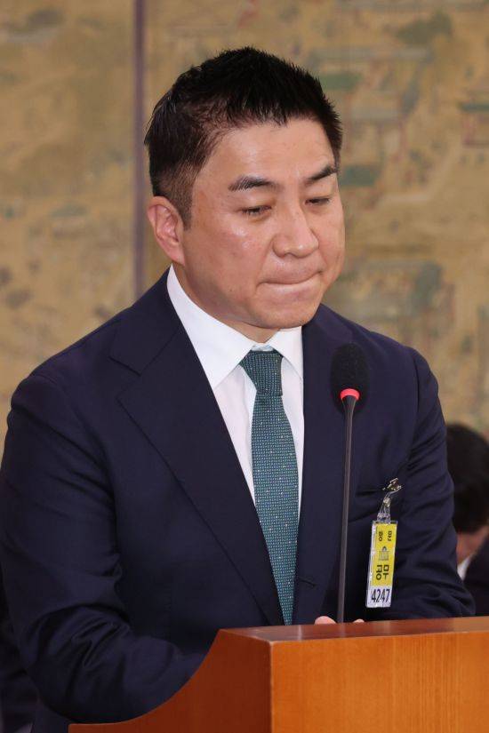 정용석 국립박물관문화재단 사장이 22일 서울 여의도 국회에서 열린 문화체육관광위원회의 국립중앙박물관, 국립중앙도서관 등에 대한 국정감사에서 김건희 여사의 경복궁 근정전 용상 착석 의혹과 관련한 질의를 듣고 있다.   [사진 제공= 연합뉴스]