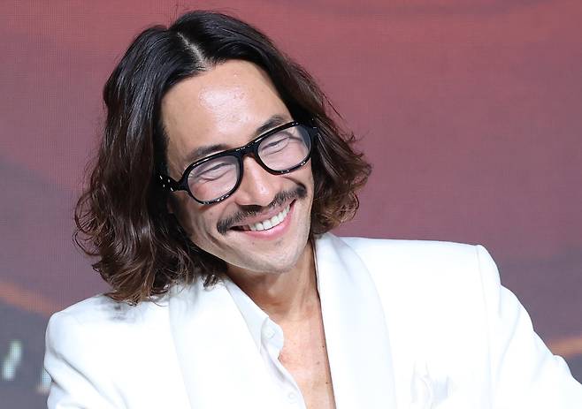 배우 류승범이 14일 JW 메리어트 동대문 스퀘어 서울에서 열린 넷플릭스 영화 ’굿뉴스’의 제작발표회에 참석해 미소를 짓고 있다. /뉴스1