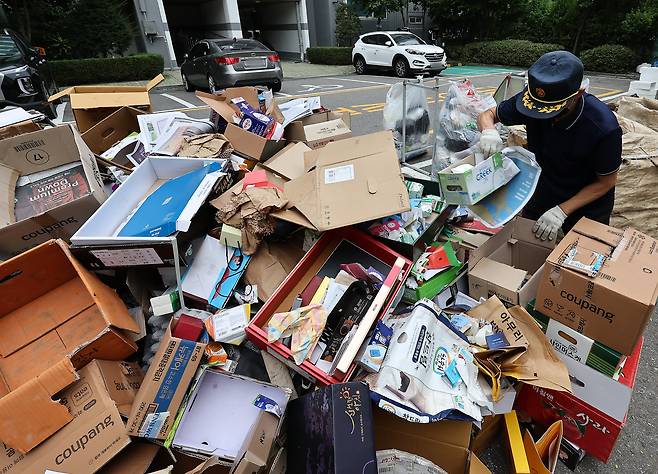 지난 3일 서울 시내 한 아파트 단지 내 분리수거장에서 경비원이 연휴 기간 배출된 재활용 쓰레기를 정리하고 있다./뉴스1
