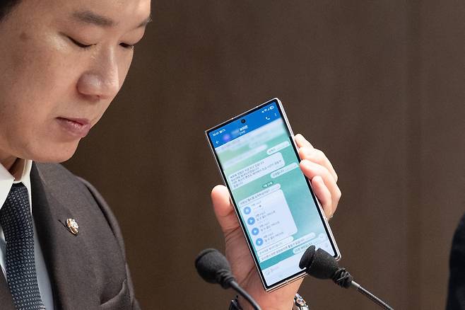 진종오 국민의힘 의원이 30일 서울 여의도 국회 소통관에서 '민주당 종교단체 신도 3천명 경선 활용 시도 의혹' 기자회견을 하며 보좌관이 전달해준 의혹 관련 녹취록을 재생시키고 있다./뉴스1