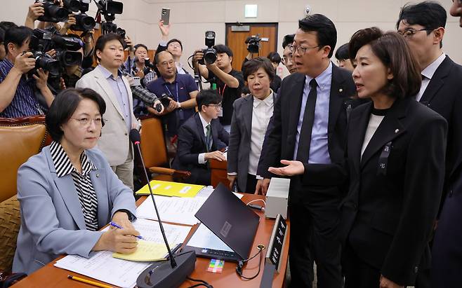 더불어민주당 소속 추미애 국회 법제사법위원장이 13일 국회 법사위 국정감사장에서 국민의힘 의원들의 항의를 받고 있다. 추 위원장은 이날 출석한 조희대 대법원장 상대로 민주당 의원들이 질의하도록 했다. 대법원장은 통상 인사말만 하고 이석(離席)하는 게 관례지만, 추 위원장은 조 대법원장을 이석시키지 않았다. /남강호 기자