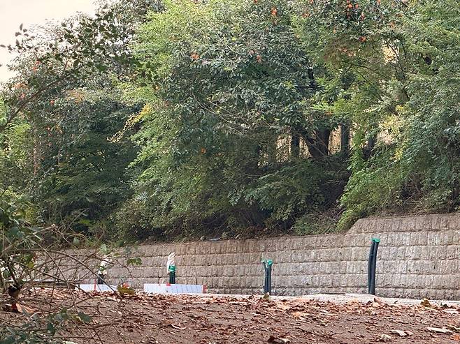 20일 서울 송파구 풍납동 195-1 부지의 모습. 내부에 전기충전 설비로 보이는 장비가 설치돼있다. /이호준 기자