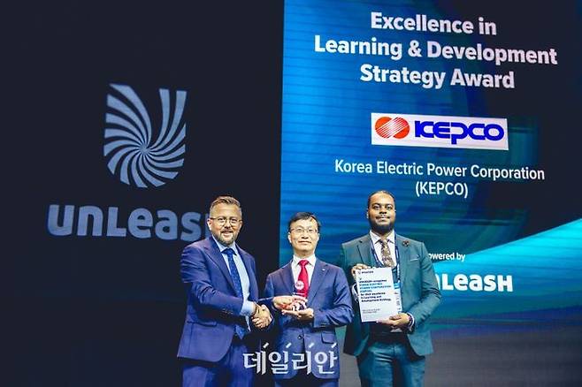 한국전력은 21일(현지 시간) 프랑스 파리에서 열린 유럽 최대 규모의 HRD 컨퍼런스인 'Unleash World'에서 '2025 Unleash HRD Award'를 수상했다ⓒ