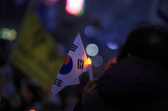 서울 남대문로 인근에서 경찰이 집회 종료 후 태극기를 든 시민의 이동을 제지한 영상이 논란이 되고 있다. 채증 절차 위반 지적과 함께 표현의 자유 침해 여부가 사회적 논쟁으로 번지고 있다. 사진=게티이미지