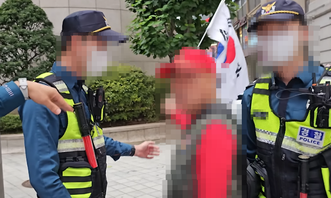 10.11 서울 남대문로 인근에서 경찰이 집에 귀가하는 집회 참가자를 제지해 논란이 됐다. (사진=유튜브 ‘바람처럼tv’)