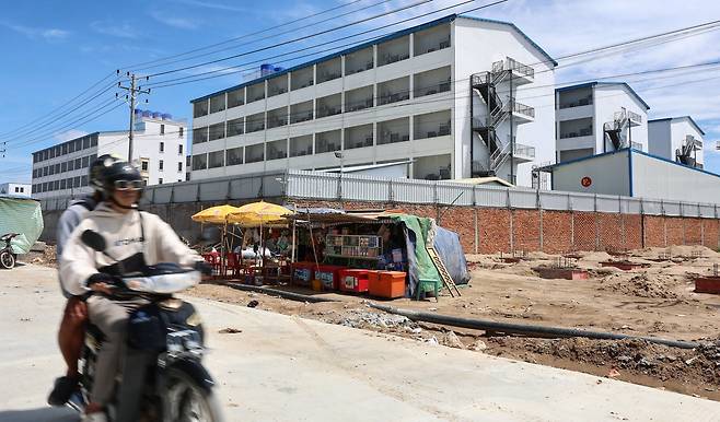 16일(현지시간) 캄보디아과 베트남 국경 지역 쯔러이톰에 위치한 온라인스캠범죄단지. 현지인들에 따르면 이 단지들은 최근 1~2년 사이에 생겼다. 범죄조직들은 지난해부터 캄보디아 당국의 단속이 심해지자 눈을 피하기 위해 국경지대로 거점을 옮기는 것으로 알려졌다. 뉴스1