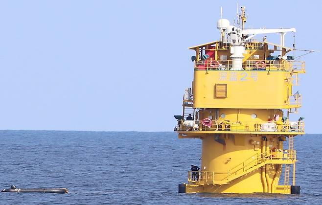 중국 서해 불법 구조물 선란 2호에서 중국 측 관리 인원 5명이 포착됐다. ⓒ뉴시스