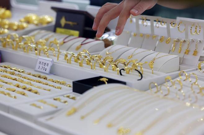 국제 금값이 12년 만에 최대 낙폭을 기록한 22일 서울 종로구 한국금거래소에 금 제품이 진열돼 있다.  2025.10.22 뉴시스