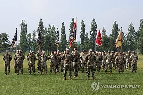부대기를 들고 있는 주한미군 순환배치군. 연합뉴스
