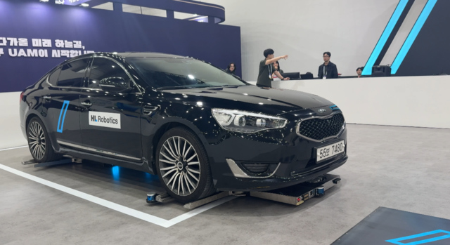 HL로보틱스의 세계 최초 실내 자율주행 주차로봇 ‘파키’(PARKIE)가 22일 대구 엑스코에서 열린 2025 대한민국 미래모빌리티엑스포에서 현장 시연을 하고 있다. 임주희 기자