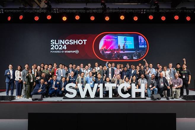 지난해 싱가포르에서 열린 글로벌 스타트업 전시회 '스위치 2024'의 주요 행사 중 하나인 피칭대회 '슬링샷' 참가자들이 한자리에 모였다.