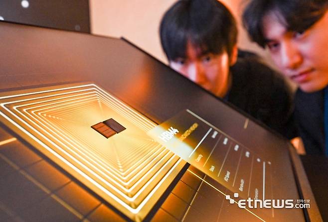 제27회 반도체대전이 22일 서울 강남구 코엑스에서 열렸다. 참관객이 SK하이닉스의 6세대 고대역폭 메모리 'HBM4'를 살펴보고 있다.  이동근기자 foto@etnews.com