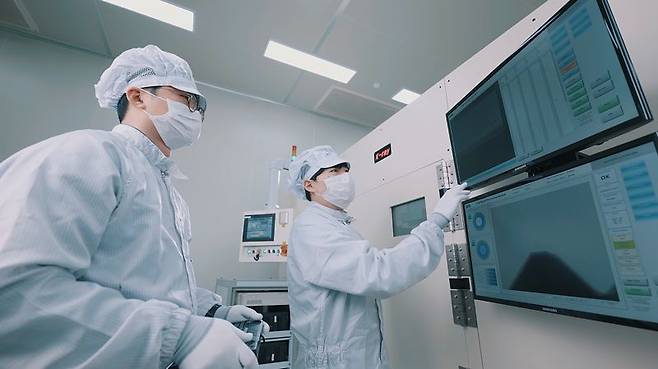 에스에프에이 직원들이 이차전지 검사장비를 조작하고 있다. 에스에프에이 제공