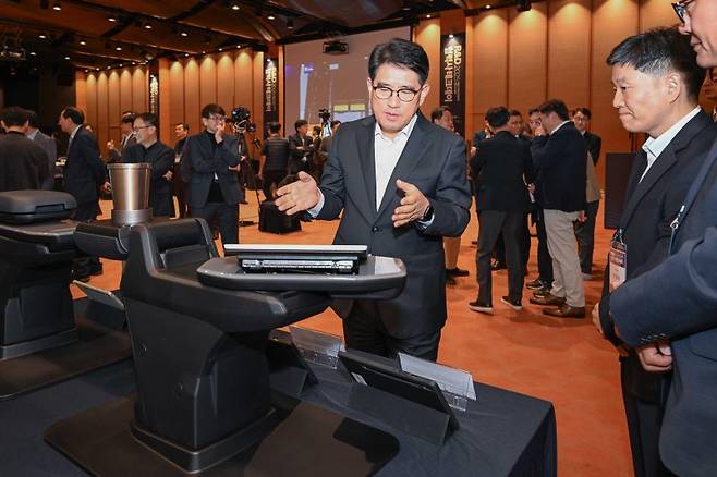 현대차·기아 R&D본부장 양희원 사장이 22일 '2025 R&D 협력사 테크 데이'에서 신기술 전시물을 관람하고 있다. 현대차·기아 제공