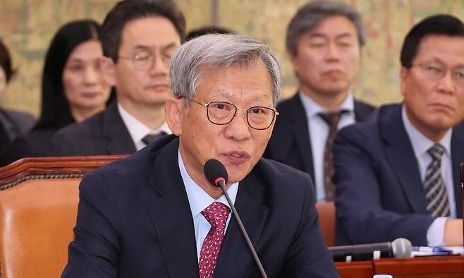 유홍준 국립중앙박물관장이 22일 서울 여의도 국회에서 열린 문화체육관광위원회의 국립중앙박물관, 국립중앙도서관 등에 대한 국정감사에서 위원 질의에 답하고 있다. 연합뉴스