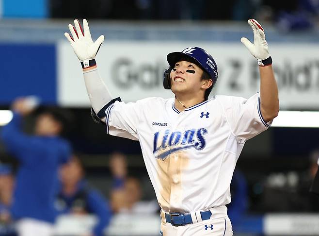 삼성 라이온즈 김영웅이 22일 대구 삼성라이온즈파크에서 열린 2025 KBO리그 플레이오프 4차전 한화 이글스와 경기에서 7회말 1사 1, 2루 때 3점 홈런을 친 뒤 그라운드를 돌고 있다. 연합뉴스